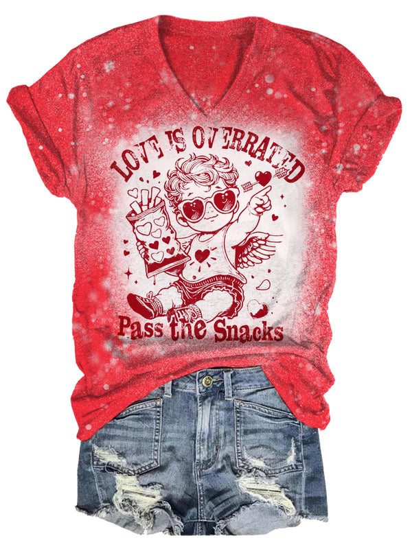 Camiseta con estampado "El amor está sobrevalorado, pasa los bocadillos" y "Feliz día de San Valentín". 