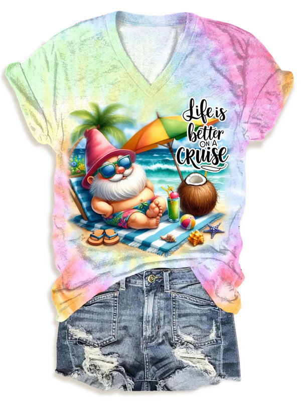 Camiseta de cuello en V con diseño de gnomo teñido anudado "La vida es mejor" 