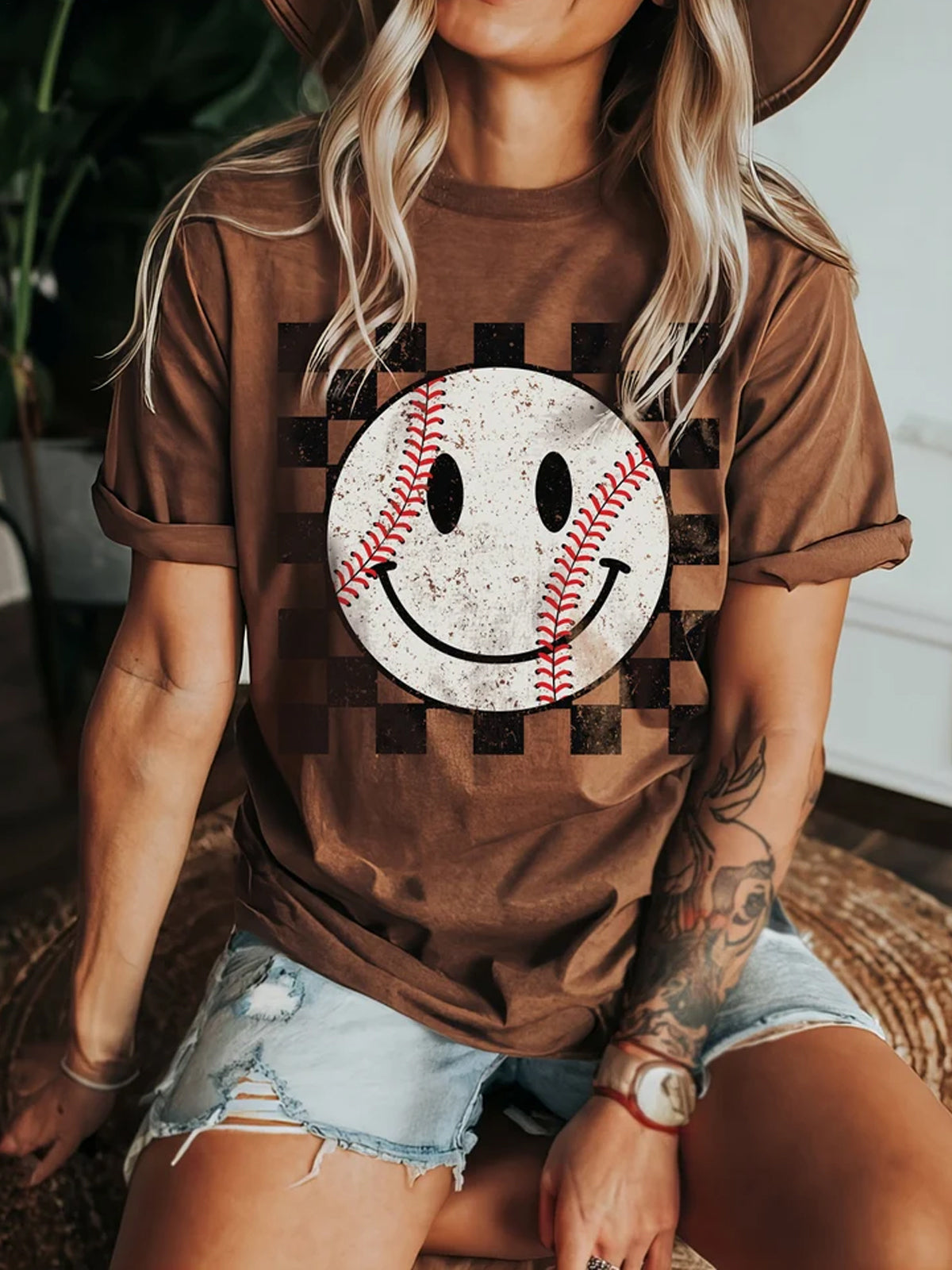 Camiseta retro de béisbol con cuello redondo y cara sonriente 