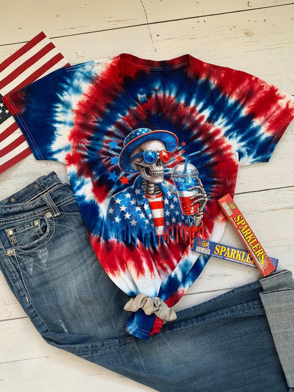 Camiseta con efecto tie-dye de calavera y peniques en rojo, blanco y azul 