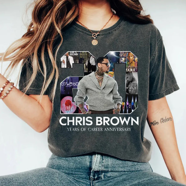 Camiseta de cuello redondo con estampado de palabra artística conmemorativa de Chris Brown 20 