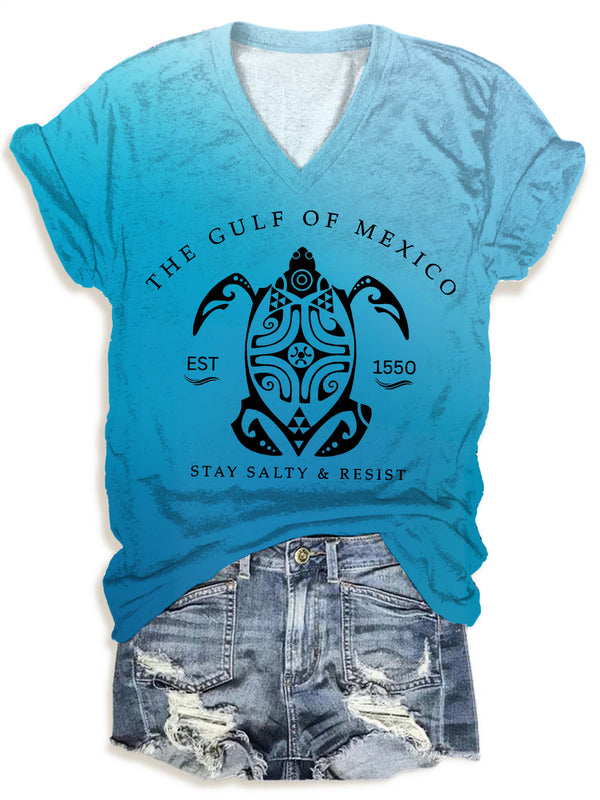 Camiseta de cuello en V con estampado degradado "Stay Salty" del Golfo de México 
