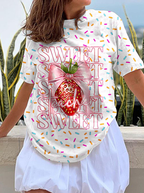 Camiseta de cuello redondo con fresas de estética coqueta 